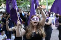 Mujeres gritan proclamas contra los feminicidos durante el Día Internacional de la Mujer en Asunción, Paraguay, el miércoles 8 de marzo 2023. (AP Foto/Jorge Saenz)