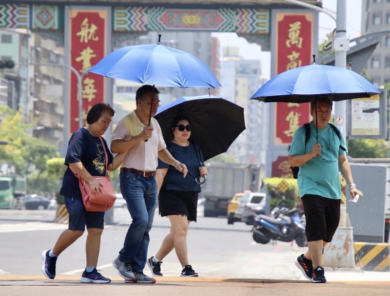 中央氣象局針對10縣市發布高溫特報。資料照片：中央社