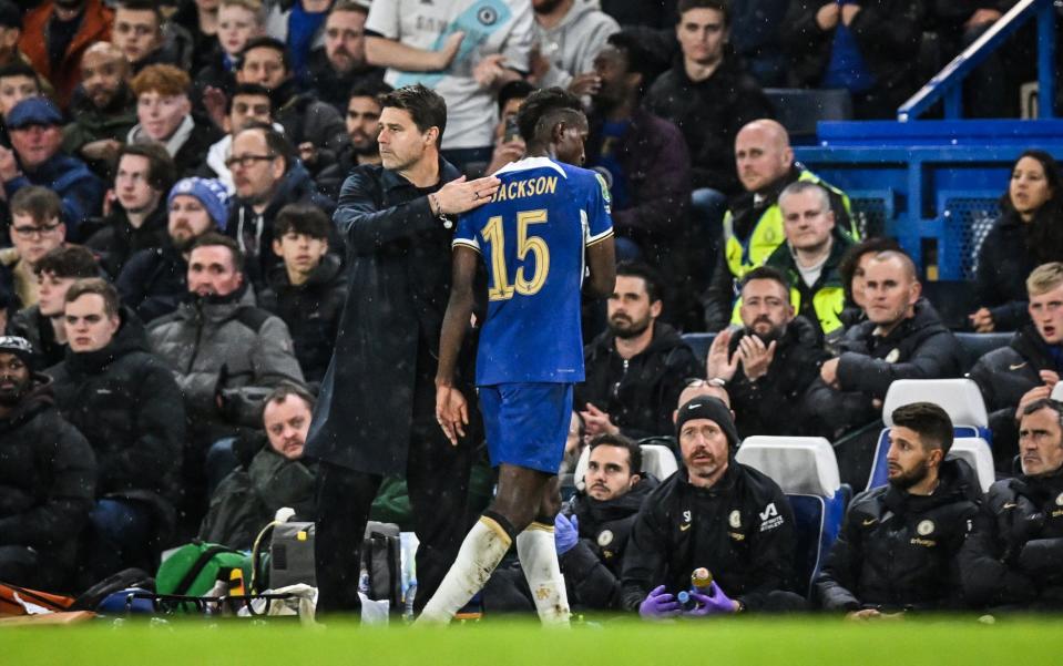 Mauricio Pochettino puts his arm around Nicolas Jackson