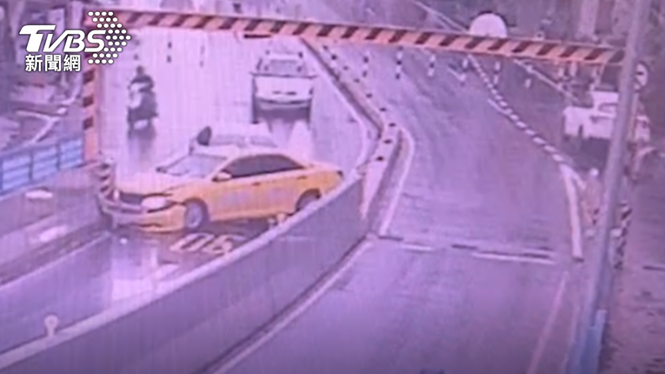 今（21日）在台南發生一起計程車自撞長榮鋼便橋口的交通事故。（圖／TVBS）