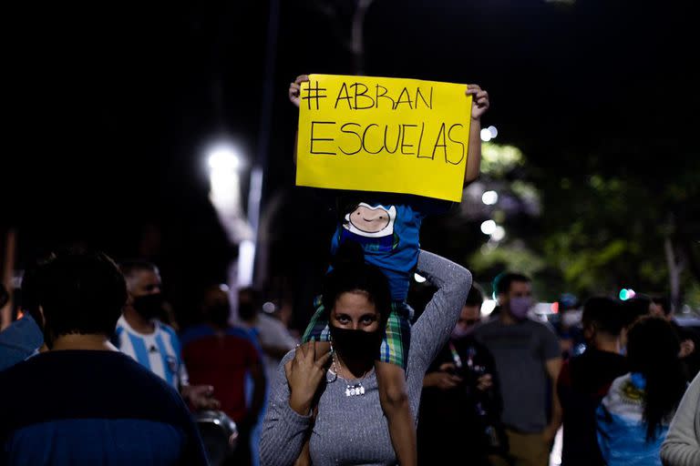 Durante la noche de este martes, decenas de padres, madres, alumnos y docentes protestaron por el cierre de escuelas frente a la Quinta Presidencial de Olivos. Foto: TOMÁS CUESTA - LA NACIÓN