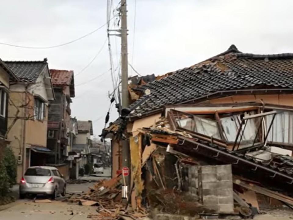 日本在元旦強震之後釐清死傷與災損情形，有房屋倒塌也有數萬戶停電。
