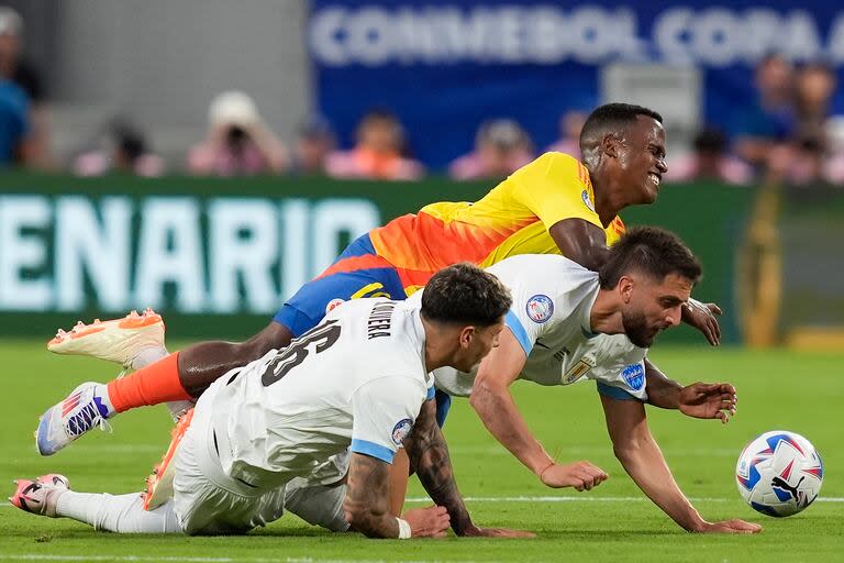 El momento en el que Rodrigo Bentancur choca con el intento de Olivera por detener la corrida de Jhon Arias y termina con una lesión que lo sacó del encuentro, que en ese momento transcurría sin goles.