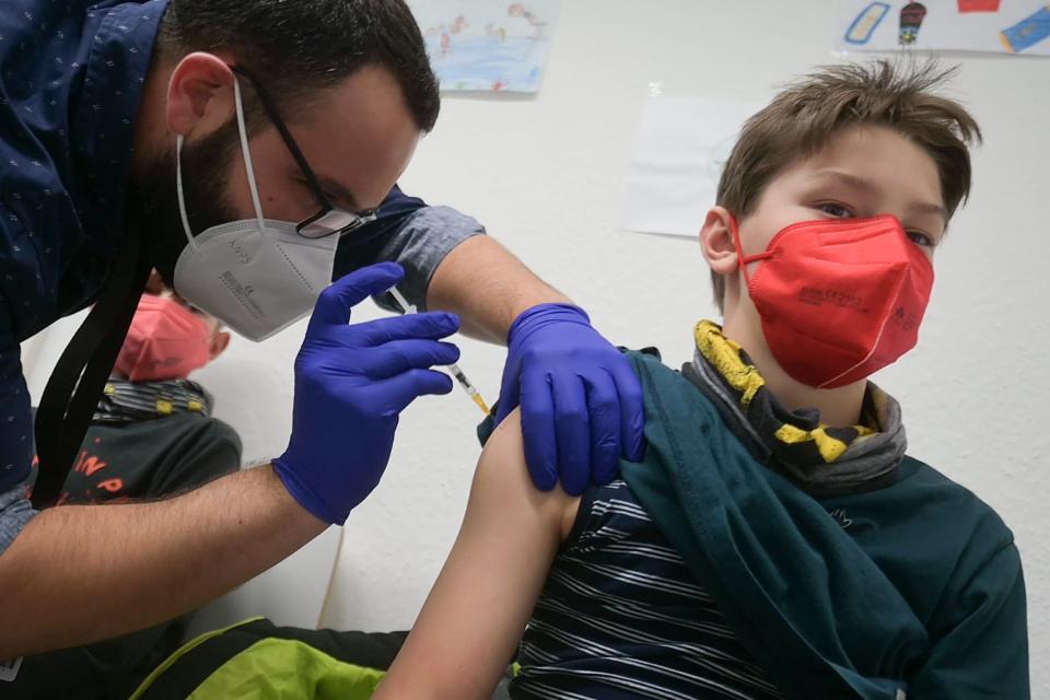 Einem Jungen wird im Impfzentrum Ingelheim der Corona-Impfstoff von Biontech verabreicht.  - Copyright: picture alliance/dpa | Sebastian Gollnow