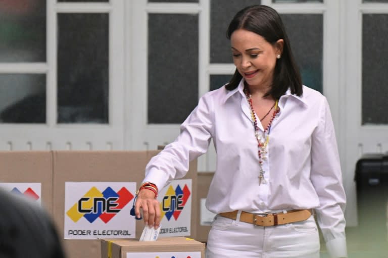 La líder opositora venezolana María Corina Machado deposita su voto en Caracas el 28 de julio de 2024. (Federico PARRA)