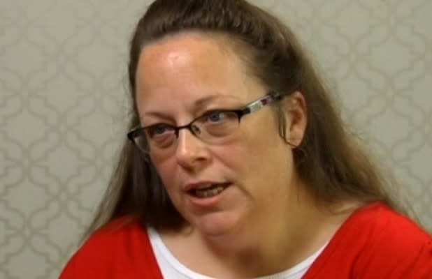 Kentucky Clerk Kim Davis Who Denied Same Sex Marriage Licenses Defeated By Democrat 