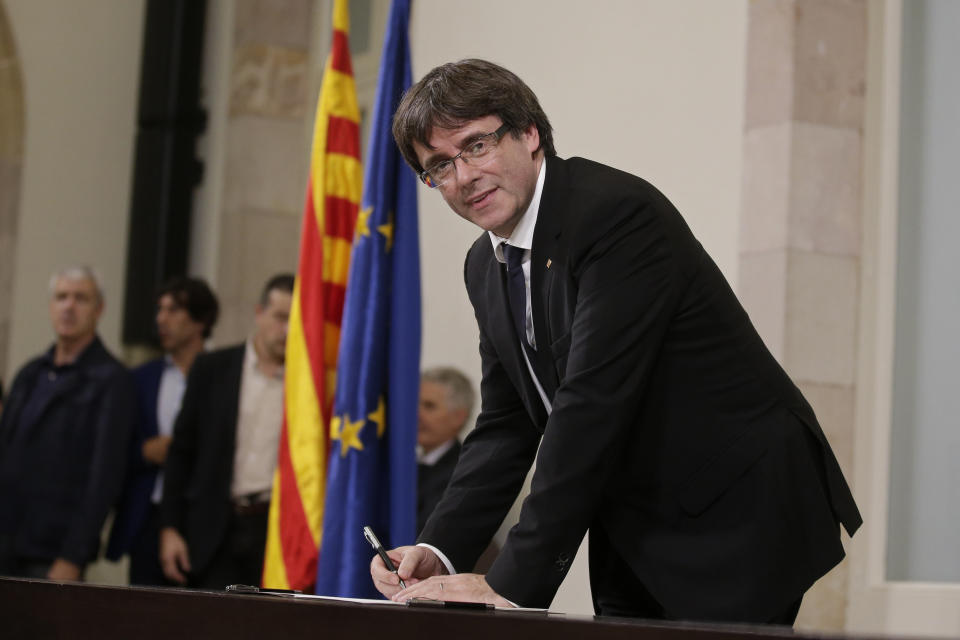 Puigdemont firma la declaración de independencia