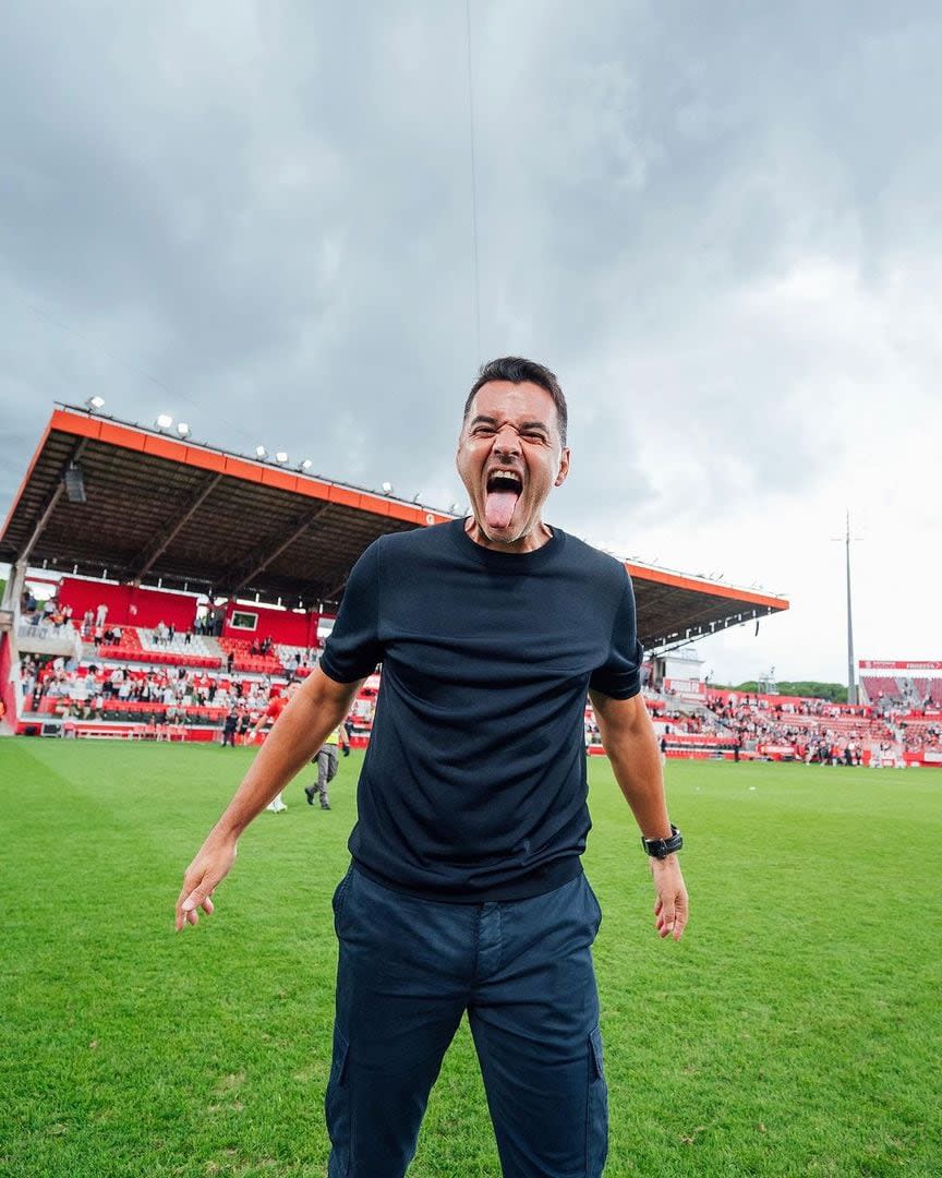 La alegría de Míchel, DT de Girona, luego de un partido