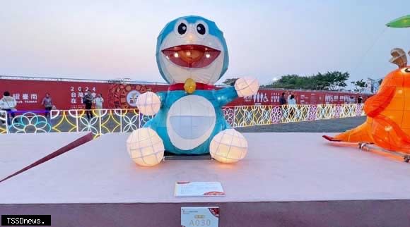 臺灣燈會高鐵主展區競賽燈區作品豐富，打卡多啦A夢「童年時光機」作品還送燈會百寶袋。（記者李嘉祥攝）