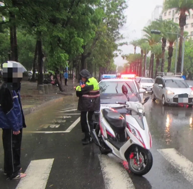 ▲蔡姓男子騎機車疑因發現對向自小客迴轉欲煞停，因天雨路滑而導致滑倒自摔，汽車駕駛未滯留現場恐涉道交條例可處3000以上至9000元以下罰鍰。（圖／記者郭凱杰翻攝）