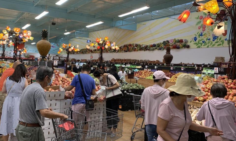 有華人女企業家到超市購物時，為避免意外，穿舊衣不敢戴首飾。（記者啟鉻╱攝影）