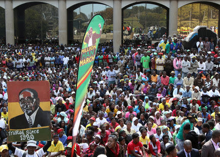 Thousands of supporters of the ruling party Zanu PF gather outside the party headquarters to show support for President Robert Mugabe following a wave of anti-governement protests over the last two weeks in Harare, Zimbabwe July 20, 2016. REUTERS/Philimon Bulawayo