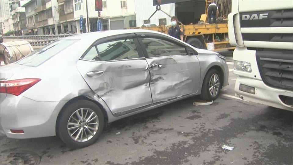 驚！曳引車撞轎車急煞　9噸鋼捲滾落砸向車頭