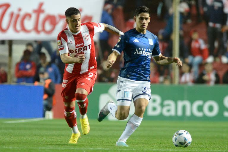 El Toro Morales apura a Santiago Quirós, uno de los protagonistas de la alineación alternativa de Racing en Santa Fe.