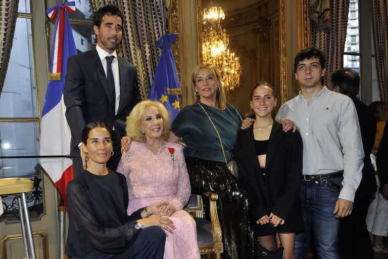 Mirtha Legrand rodeada de su familia: Nacho y Juana Viale, su hija Marcela Tinayre, su nieto Rocco Gastaldi y su bisnieta Ámbar de Benedictis