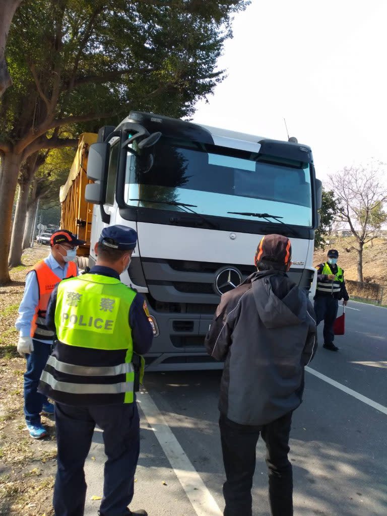 彰化縣警局交通隊偕同監理單位針對大型車輛進行三天的聯合稽查。（記者曾厚銘翻攝）