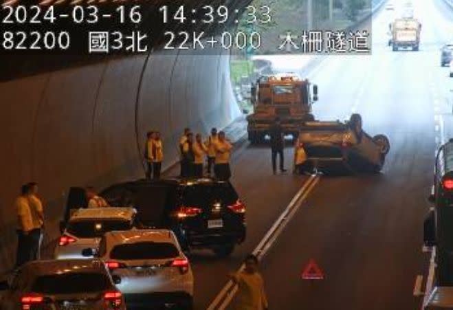 國道三號北上木柵隧道發生事故，其中1部轎車當場翻覆。（圖／翻攝自國道即時影像）