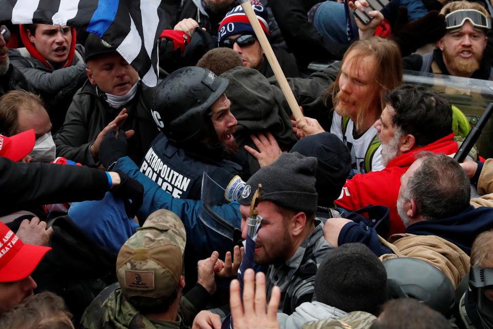 Trump-Anhänger bedrängen am 6. Januar vor dem Kapitol einen Polizisten (Bild: Reuters/Shannon Stapleton)