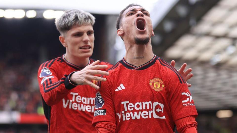 Antony of Manchester United (R) celebrates with Alejandro Garnacho