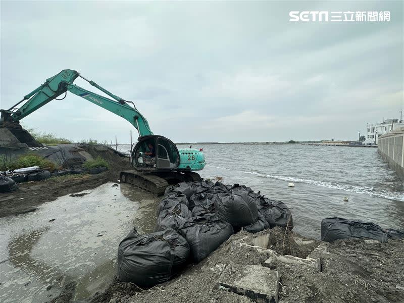 雲林箔子寮漁港地層下陷、淤沙嚴重，加油站淹水高度達到200公分，是有史以來最高。(圖／翻攝畫面)