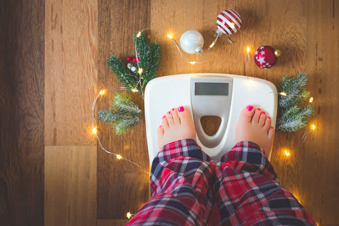 mujer pesándose en Navidad