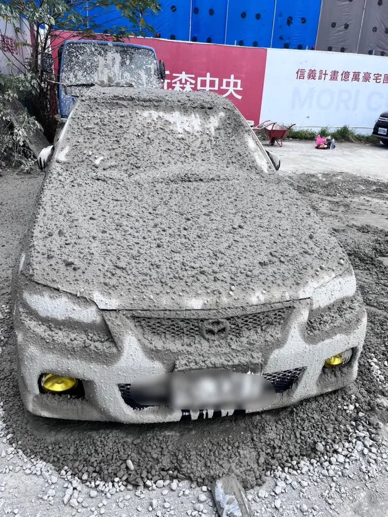 ▲新莊建案工地灌漿作業不慎，導致泥漿雨狂下，下方11輛車慘遭波及。（圖／翻攝畫面）