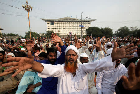 A supporter of the Tehrik-e-Labaik Pakistan (TLP) Islamist political party, chants slogans with others during a protest, after the Supreme Court overturned the conviction of a Christian woman sentenced to death for blasphemy against Islam, in Lahore, Pakistan November 2, 2018. REUTERS/Mohsin Raza