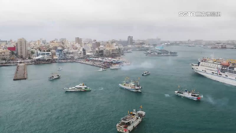 大甲鎮瀾宮媽祖400年來第1次到澎湖遶境，有300艘漁船在外海恭迎。