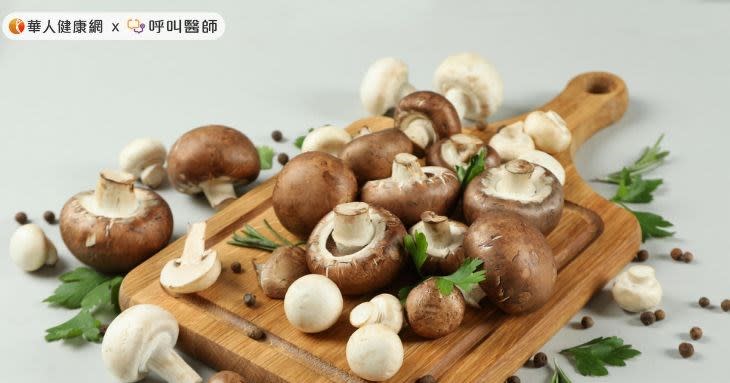 蘑菇切薄片後加入沙拉中拌勻吃的做法在國外也很常見，因為蘑菇本身的味道非常鮮美。