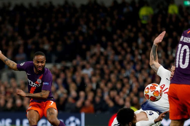 Raheem Sterlin, de Manchester City, remata y el balón da en una mano de Danny Rose, de Tottenham Hotspur, en la Champions League de 2019, y tras una revisión en el VAR se otorgará penal; el Board pide que se sea más juicioso en la interpretación de las manos y no se sancione todo.