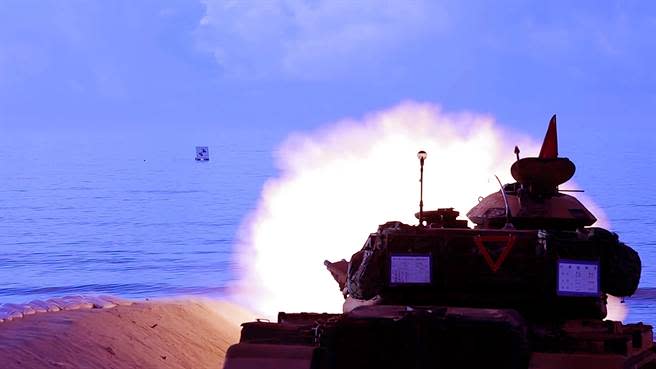 后湖岸際部署的M60A3戰車等武器精準命中海上目標。（金防部提供）