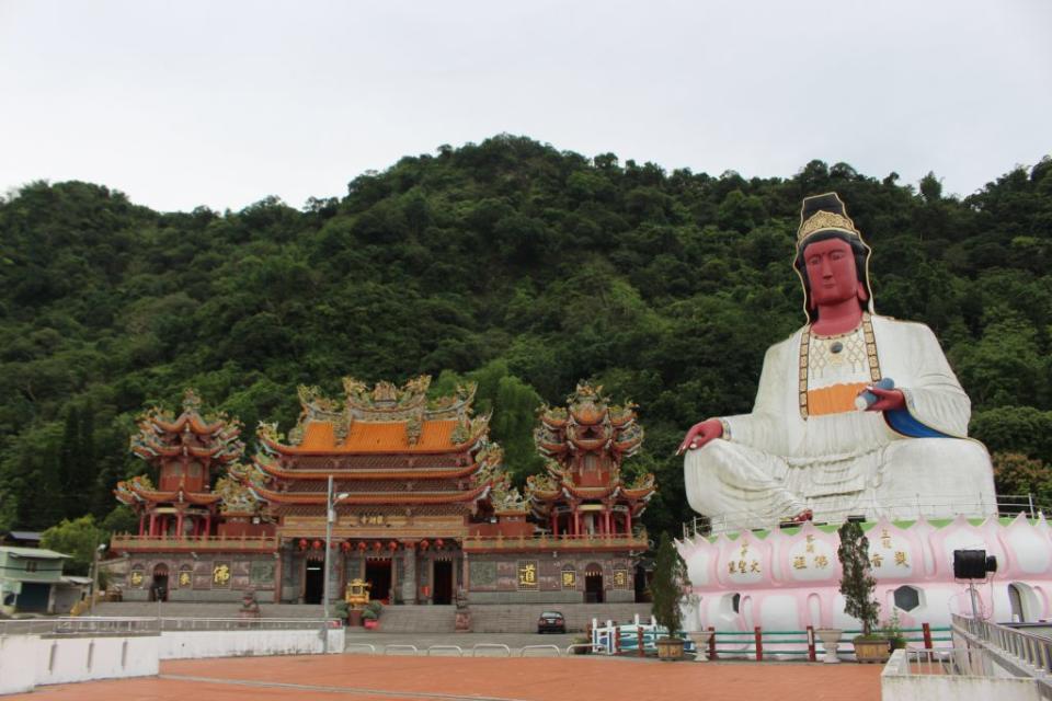 南化五峰山龍湖寺的巨大紅面觀音像超醒目。（記者黃文記攝）