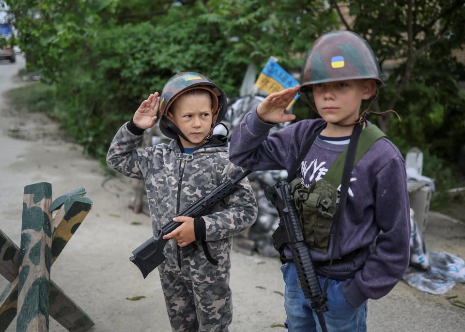 Los pequeños hacen un saludo militar. (REUTERS/Gleb Garanich)