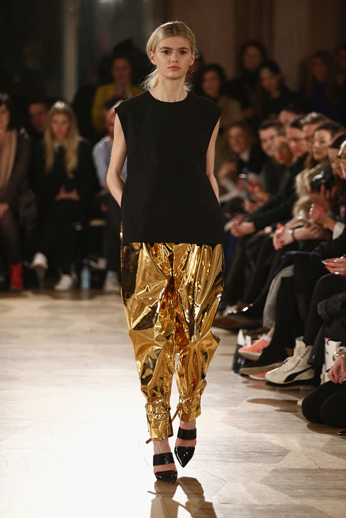 PAPERBAG-HOSEN IN METALLIC BEI WILLIAM FAN