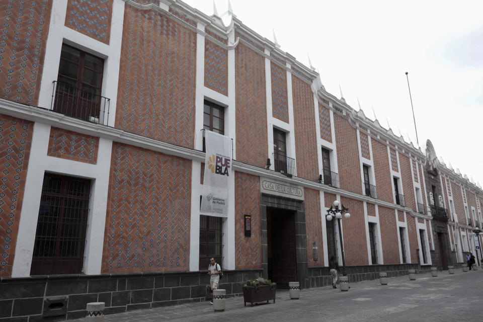 El exterior del edificio que hospeda la Biblioteca Palafoxiana, la biblioteca pública más antigua en América, el martes 13 de septiembre de 2022 en la ciudad de Puebla, México. (AP Foto/Pablo Spencer)