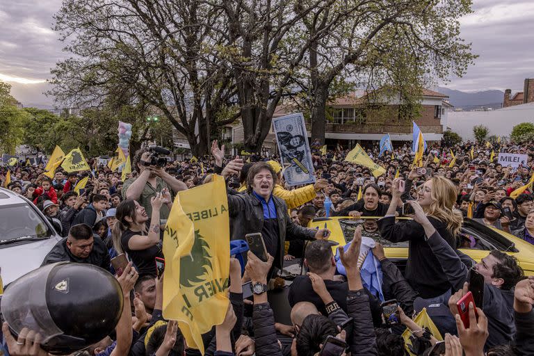 Javier Milei, candidato presidencial del partido La Libertad Avanza, saluda a sus seguidores durante una manifestación en Salta, el 12 de octubre de 2023.