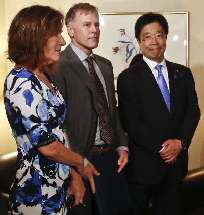 奧圖的父母與日本內閣府「綁架問題特命擔當大臣」加藤勝信一同出席會議。（AP）