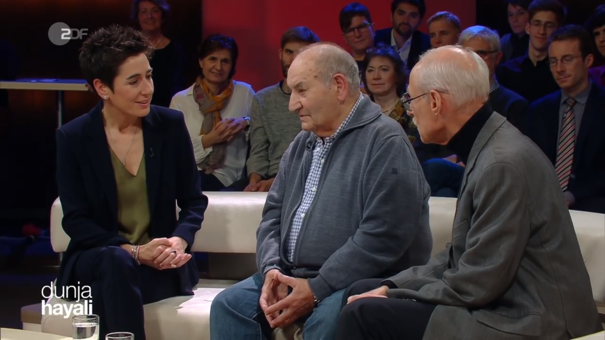 Dunja Hayali spricht mit dem Holocaust-Überlebenden Natan Grossmann und dem Sohn eines NS Täters (rechts) Jens-Jürgen Ventski. Foto: Screenshot / ZDF