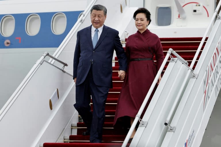 El presidente chino, Xi Jinping, y su mujer Peng Liyuan bajan del avión en el aeropuerto de Orly, en las afueras de París, el 5 de mayo de 2024 (STEPHANE DE SAKUTIN)