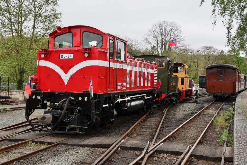 阿里山林業鐵路的DL-34柴油機關車，於2022年簽訂契約，同意以三年為期，出借DL-34給英國威爾普蘭菲爾鐵路。   圖：林業及自然保育署／提供