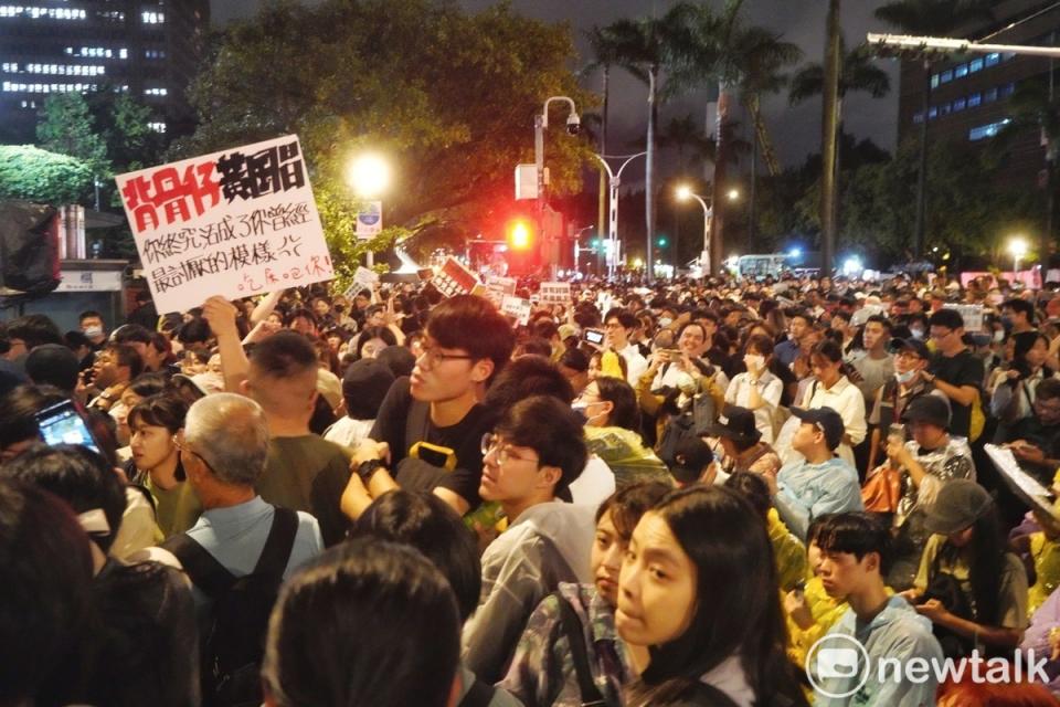  0521立法院外反對立法院職權行使法修正抗議群眾，不少人不滿黃國昌背叛太陽花學運 圖：新頭殼資料照／張良一攝 