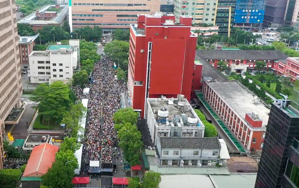 524青島東路下午人潮空拍圖。（圖／東森新聞）