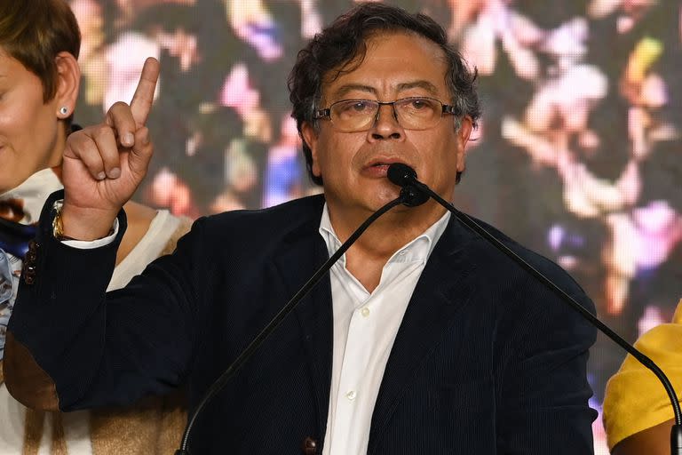 El candidato a la presidencia de Colombia por la coalición Pacto Histórico, Gustavo Petro, habla mientras celebra en la sede del partido, en Bogotá el 29 de mayo de 2022, el día de las elecciones. 
