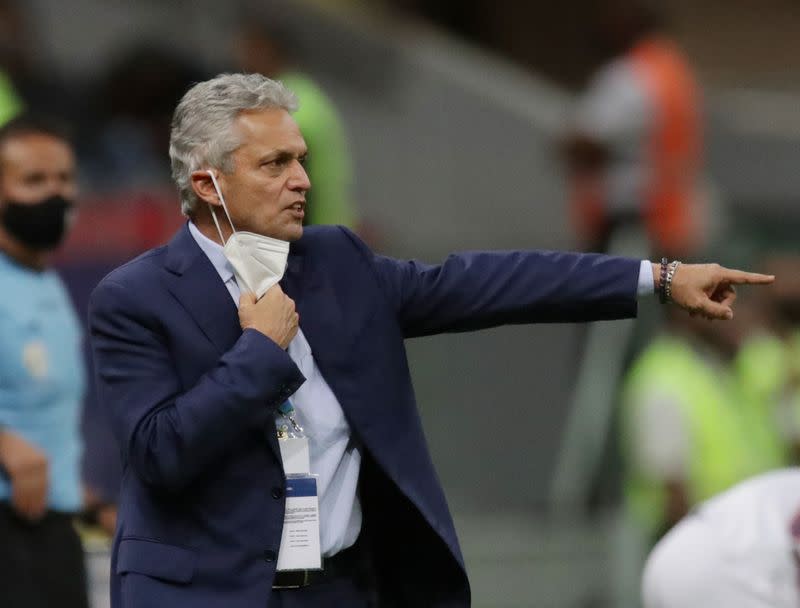 Foto de archivo. El entrenador de la selección colombiana de fútbol, Reinaldo Rueda, en el partido contra Perú por el tercer lugar de la Copa América en el Estadio Mane Garrincha de Brasilia