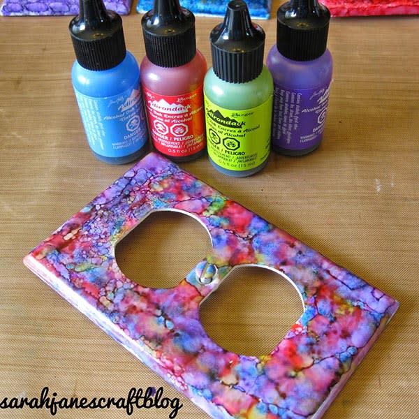 <p>Esta forma de pintar tus interruptores de luz es muy sencilla y quedará súper bonita. Solo tienes que conseguir tinta al alcohol y aplicarla con una pequeña esponja o paño haciendo presión, como se explica en <em>Sarah Jane’s Crafts Blog</em>. – Foto: <em><a rel="nofollow noopener" href="http://sarahjanescraftblog.blogspot.com.ar/2014/06/alcohol-ink-switch-plates.html" target="_blank" data-ylk="slk:sarahjanescraftblog.blogspot.com;elm:context_link;itc:0;sec:content-canvas" class="link ">sarahjanescraftblog.blogspot.com</a></em> </p>