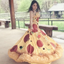 <p>Después, se hizo viral por un vestido inspirado en una pizza de pepperoni. </p>