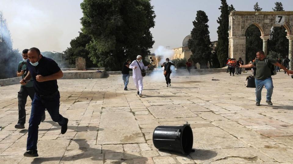 La policía de Israel lanzó bombas lacrimógenas y perdigones contra los manifestantes palestinos.