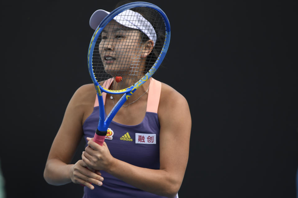 La ex tenista profesional Peng Shuai se reunió con un miembro del Comité Olímpico Internacional en Beijing, pero no sirvió para aclarar su situación con el gobierno chino.  (Fred Lee/Getty Images)