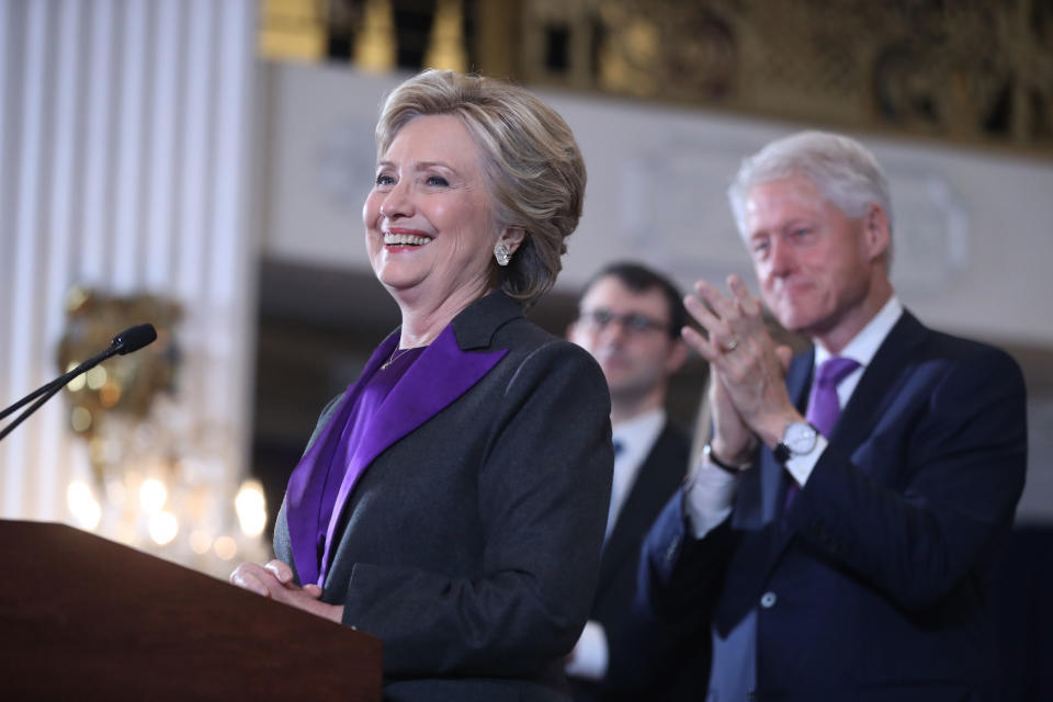 Hillary und Bill Clinton während einer Rede in New York am 9. November 2016. (Bild: ddp Images)