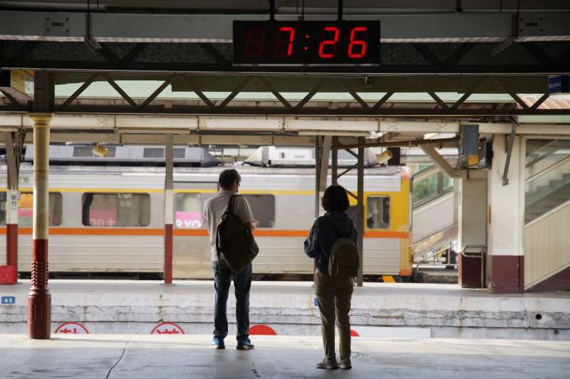 20210517-本土疫情升溫，新竹車站候車人潮稀疏。（盧逸峰攝）